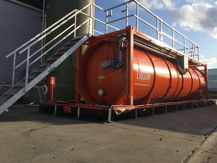 mobile rental tank with agitators